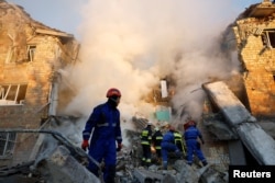 Salvatorii caută printre resturile unei clădiri lovite de un atac rusesc. Joi dimineață, 28 august.