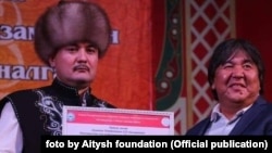 Төкмө акын Жеңишбек Жумакадырга баш байге тапшыруу учуру.  