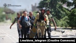 Выратавальнікі эвакуююць параненага ў выніку расейскага абстрэлу Днепрапятроўскай вобласьці 24 чэрвеня 2025 году. Архіўнае фота