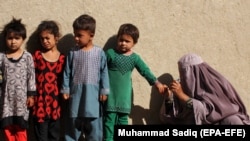 افشان وايي قبايلي سيمو کې يې داسې کسان وليدل چې په کلونو کلونو له خپل کوره نه وو راوتلي، خو د "ويل چيېر" تر لاسه کولو وروسته هغوی له کوره را ووتل او نړۍ يې په خپلو سترګو وليدل.