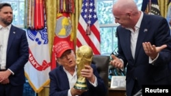 Джей Ди Вэнс, Дональд Трамп и Джанни Инфантино на встрече в Овальном кабинете Белого дома, Вашингтон, 22 августа 2025 года