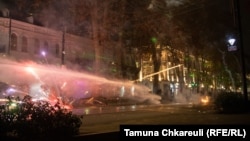 აქციის მონაწილეების, სამოქალაქო საზოგადოებისა თუ ექიმების მოთხოვნის მიუხედავად, “ქართული ოცნების” ხელისუფლებას ერთი წლის განმავლობაში არ დაუსახელებია, რა სახის ქიმიურ ნივთიერებას ურევდნენ წყალში, 2024 წლის აქციებზე, ათიათასობით მომიტინგის წინააღმდეგ.