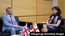 ბრიტანეთის ელჩი გარეთ უორდი (მარცხნივ) და „ქართული ოცნების“ მთავრობის საგარეო საქმეთა მინისტრი მაკა ბოჭორიშვილი