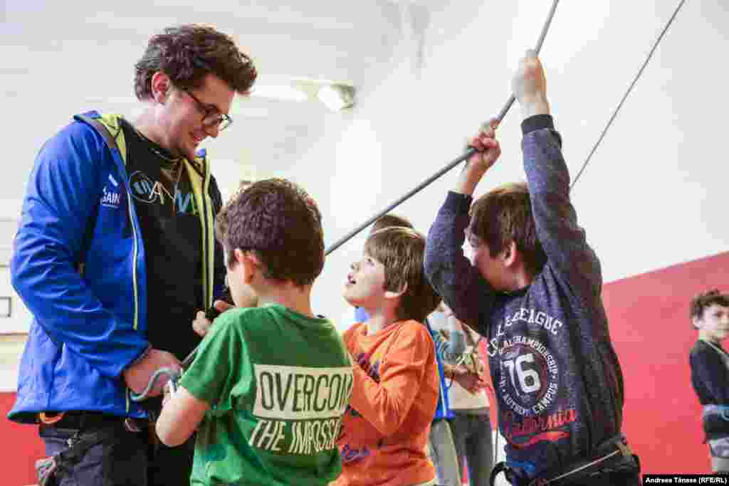 Iulian Farcaș, instructor la Climb Again, vorbește cu copiii cu deficiențe de auz de la Școala Profesională Specială pentru Deficienți de Auz &bdquo;Sfânta Maria".