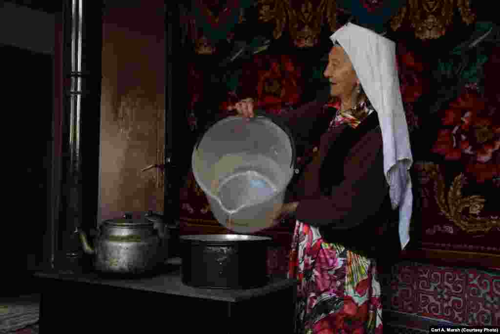 Тұрған - қырғыз қауымының арасынан шыққан әнші. Түркиядағы қырғыздардың көбі ислам дінінің ықпалымен дәстүрлі әндерін ұмытып барады. Тұрғанның балалары "шайтанның ісі" деп, одан ән айтуын доғаруын сұраған.&nbsp;