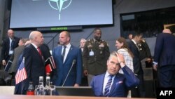 Secretarul american al Apărării, Pete Hegseth, înaintea summitului miniștrilor apărării din NATO, la sediul NATO din Bruxelles, pe 15 octombrie 2025. 