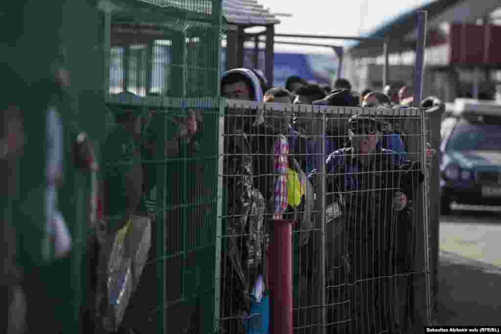 Президент Кыргызстана Алмазбек Атамбаев 15 октября сказал, что, если ситуация на границе после завершения выборов не изменится, он может созвать внеочередное заседание Евразийского экономического союза (ЕАЭС).