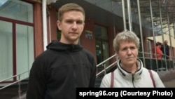 Дзьмітры Канеўскі разам з маці Тацянай Канеўскай, архіўнае фота