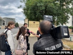 ჟურნალისტები სასამართლოს ჭიშკრის გარეთ