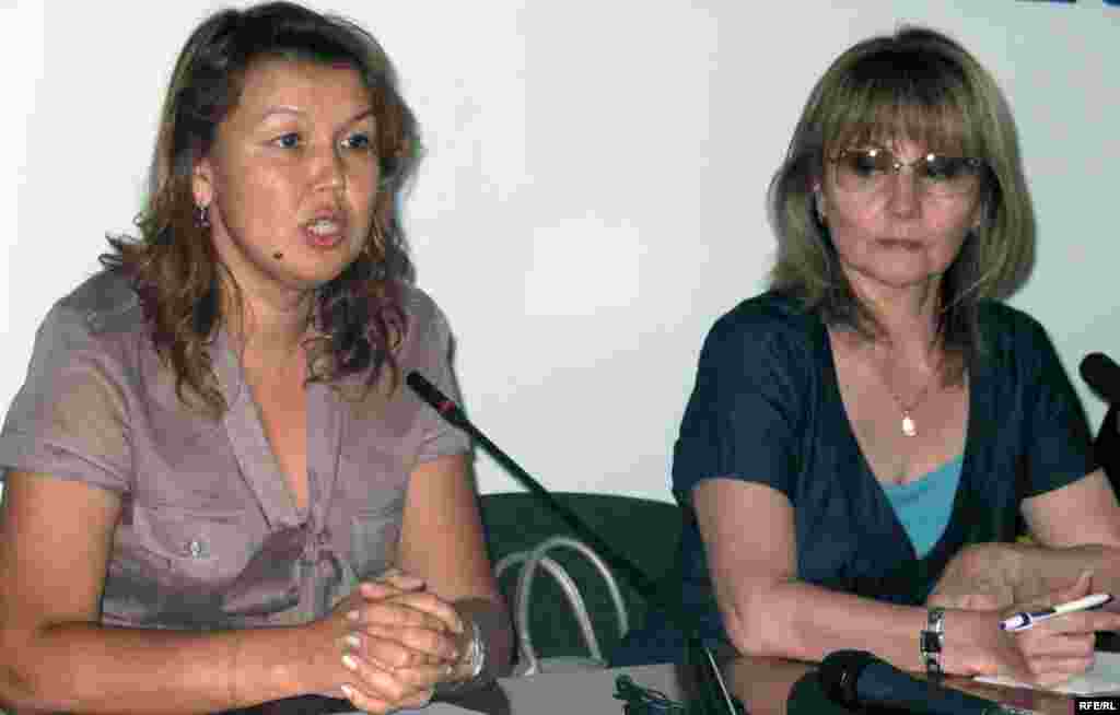 Жәмила Жәкішева мен Сара Сағындықова Алматыдағы баспасөз – мәслихатында. 3 тамыз, 2009 жыл.  - Сол кезде «Казатомпромның» бұрынғы президенті Мұхтар Жәкішевтың күзетшісі болған Талғат Қыстаубаевтың әйелі Сара Сағындықова тұтқындалған күйеуімен жақын арада кездесу ұйымдастырылмаса, өзін өртейтіндігін мәлімдеді. 