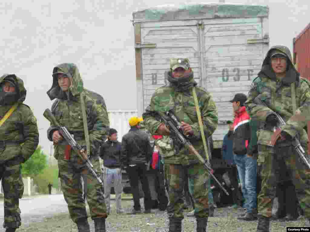 Ворух анклавынын жанындагы кыргыз чек арачылары, 28-апрель, 2013.