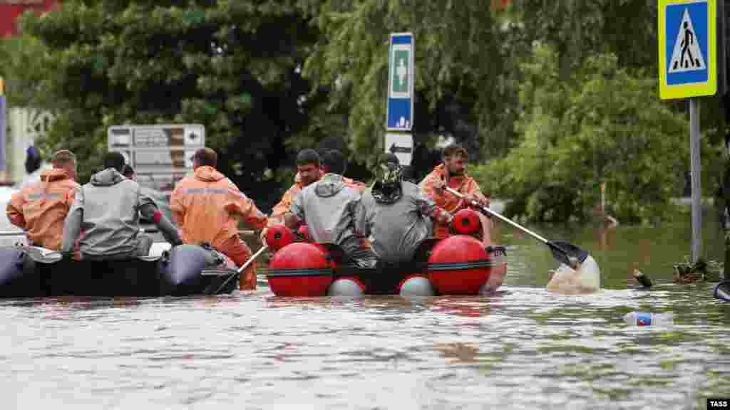 Рятувальники попередили про те, що &laquo;існує загроза життю і здоров'ю населення у зв'язку з можливим падінням рекламних щитів, слабо укріплених конструкцій, дерев і можливими обривами ліній електропередач&raquo;