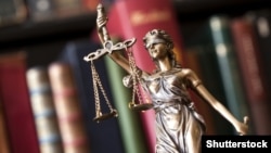 Примечателен пункт доклада, где говорится об анонимном опросе профессиональных кругов. Респонденты указывают на случаи коррупционных сделок при решении некоторых судебных дел