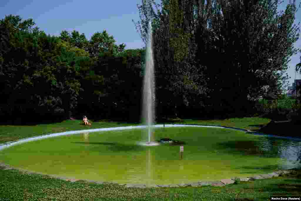 Osoba ispred fontane u A Coruñi, Španija, 29. juna.