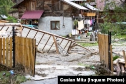 Gospodărie din Broșteni, în urma inundațiilor din 28 iulie.