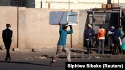 Protestele au fost marcate de jefuirea mai multor magazine și depozite în orașe precum Durban.