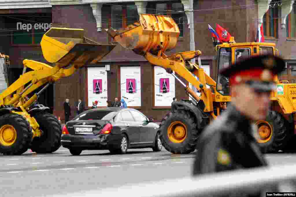 Праздник Москвы в "день тишины". Но иногда для некоторых автомобилей проезд был открыт