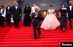 رسو‌ل‌اف و برخی عوامل فیلم جدیدش در فرش قرمز «دانه انجیر معابد»