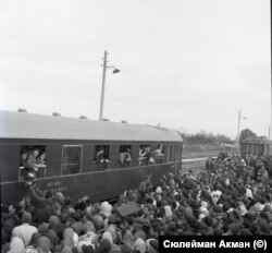 Заминаващи и изпращащи. На левия прозорец са Фатме Адем от с. Глоджево (Лоджва), Русенско, и съпругът ѝ. ЖП гара Топчии, Разградско. 14.10.1969 г.