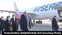 Presidenti i Serbisë, Aleksandar Vuçiq dhe ambasadorja kineze në Beograd, Chen Bo, kanë pritur dërgesën prej një milion dozave të vaksinës së Sinopharm. 
