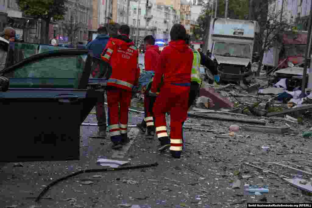 Numri i viktimave pritet të rritet derisa ekipet për shpëtim punojnë në vendngjarje për t’i nxjerrë njerëzit e mbetur nën rrënoja.