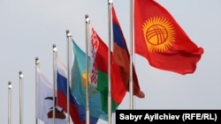 Государственные флаги стран-членов ЕАЭС. Иллюстративное фото.