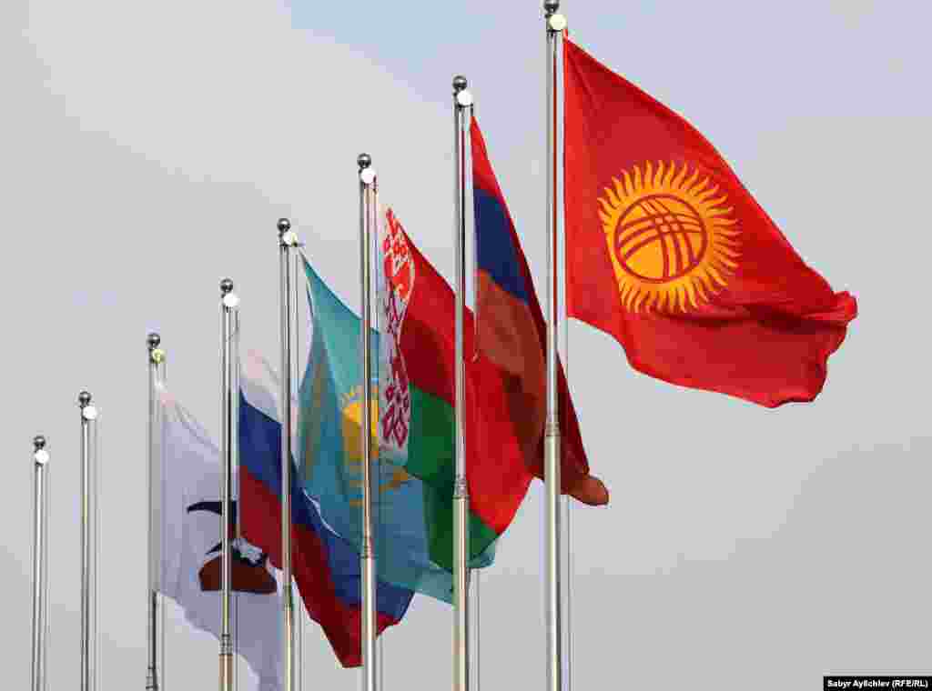 Орусиядан Дмитрий Медведев, Казакстандан Бакытжан Сагинтаев, Беларустан Андрей Кобяков жана Армениядан Карен Карапетян жана Кыргызстандан Сооронбай Жээнбеков кеңири жана тар чөйрөдө экономикалык орчун маселелерди талкуулашат. Бир катар документтерге кол коюлат. Өкмөттүн басма сөз кызматы билдиргендей, премьерлердин баары Бишкекке 6-мартта келишкен.