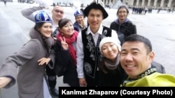 Канимет Жапаров (на переднем плане) с соотечественниками. 