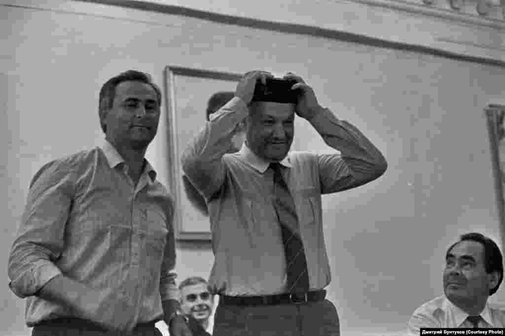 В Казани Борис Ельцин произнес знаменитую фразу "Берите суверенитета столько, сколько можете проглотить".