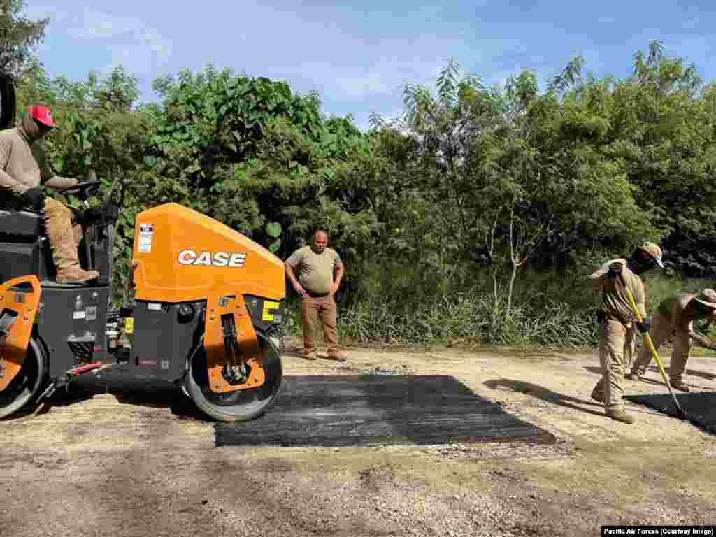 „Új építmények létrehozása nem célunk, mert nagyon drága” – mondta Frank Blaz hadnagy egy videóban, amelyben a második világháborús infrastruktúra újjáépítését célzó Tinian-projektet mutatta be. „A meglévő építmények javítása és felújítása sokkal gazdaságosabb megoldás”