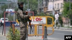 Pripadnik paravojnih snaga Indije stražari duž ulice u Srinagaru, najvećem gradu indijske savezne države Džamu i Kašmir, 30. aprila 2025.