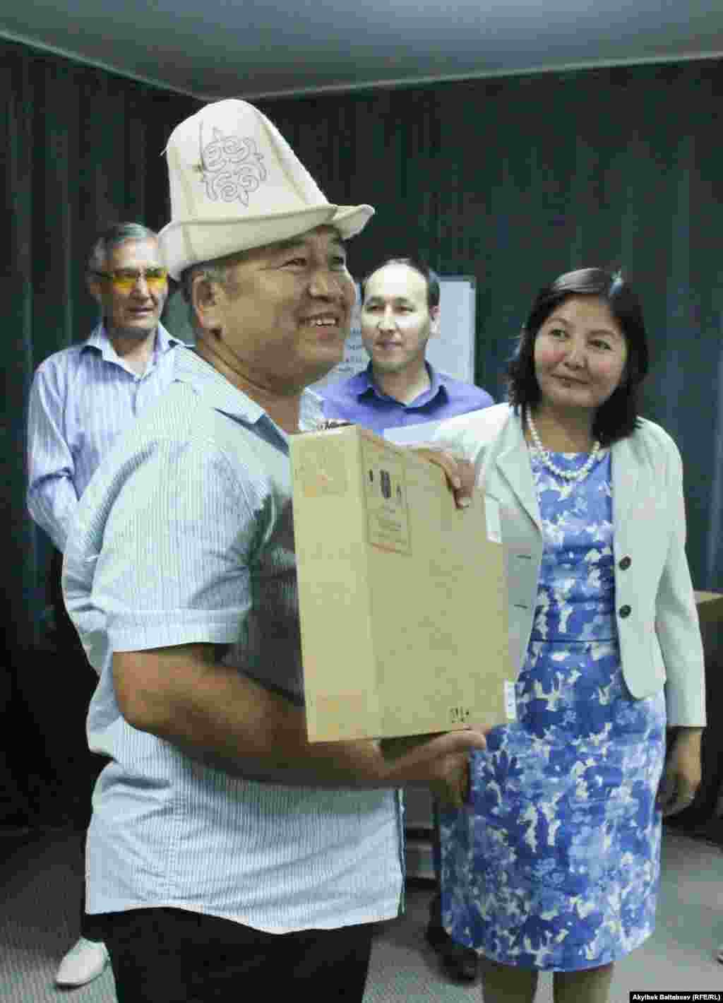 Нургазы Мусаев получил ноутбук за изложение своих воспоминаний о "лихих" 1990-х. &nbsp;