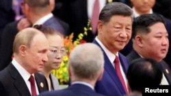 Китайският президент Си Дзинпин, руският президент Владимир Путин и севернокорейският лидер Ким Чен-ун пристигат за прием по случай 80-годишнината от края на Втората световна война в Залата на народа в Пекин, 3 септември 2025 г.