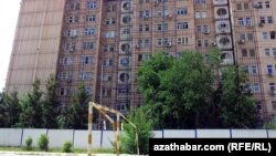 Aşgabadyň Parahat-2 mikroraýonyndaky köpgatly ýaşaýyş jaýlaryň biri. 14-nji iýun, 2015 ý.