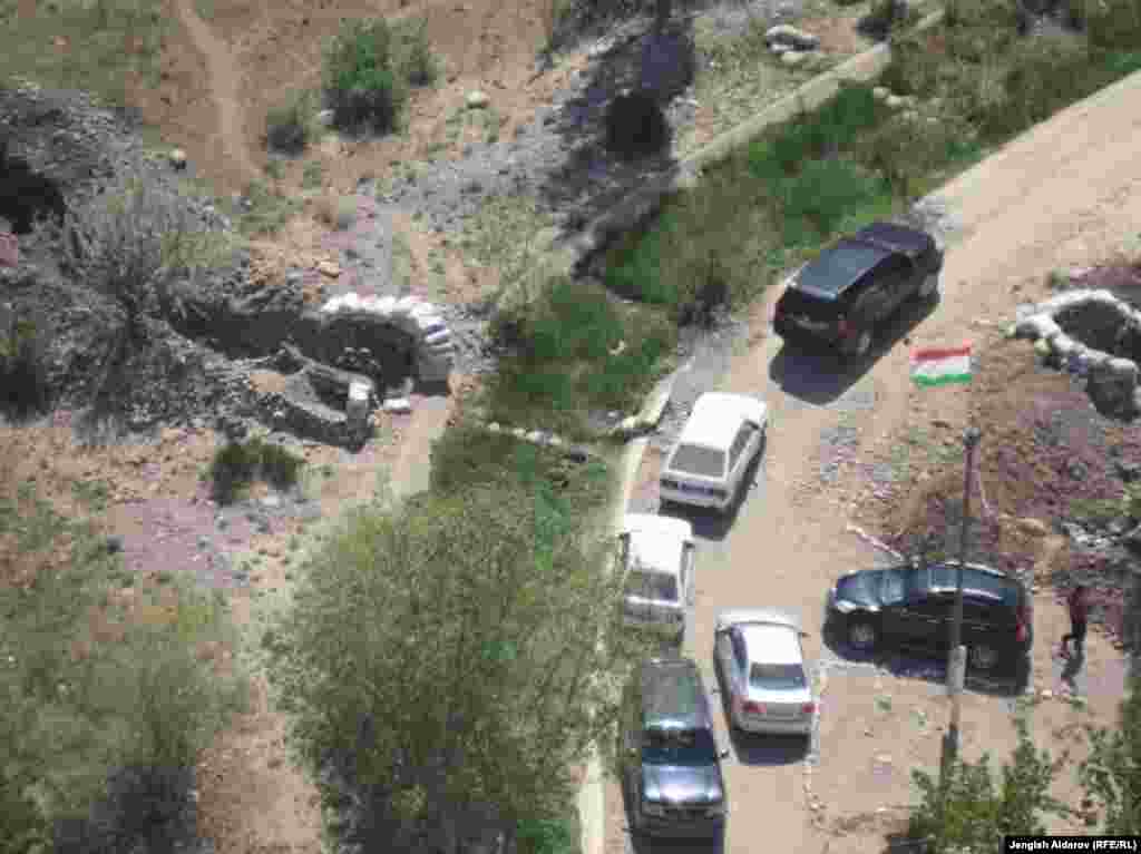 Тажикстандын аскерлери "Головной" суу бөлүштүрүүчү жайында окоп казып, желегин орнотуп алган сүрөт социалдык тармактарга тарады.&nbsp;