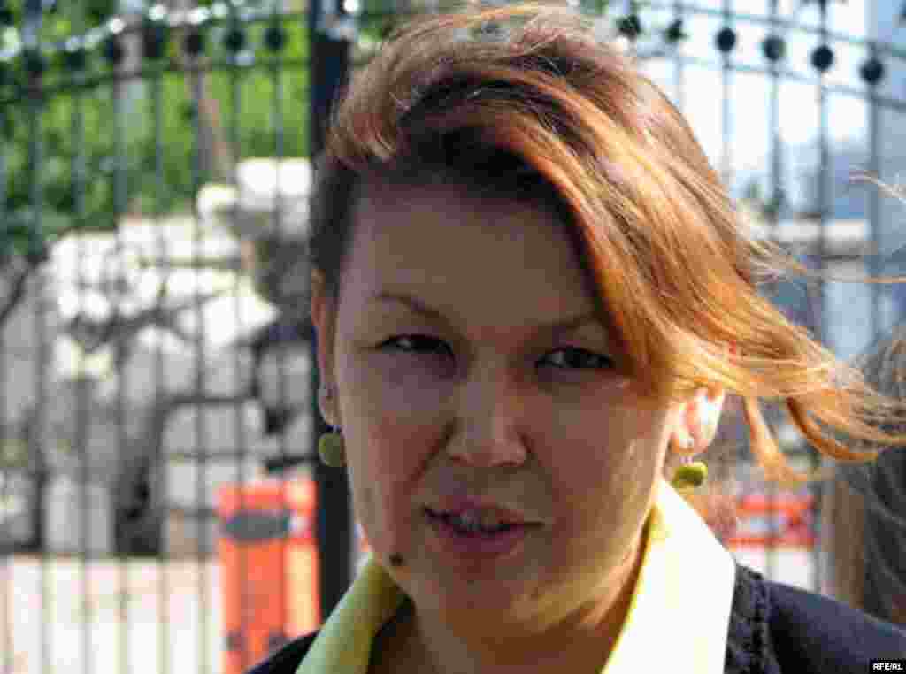 Тұтқындалған топ-менеджер Мұхтар Жәкішевтің әйелі - Жәмила Жәкішева.  - Жәмила Жәкішева ҰҚК түрмесінің алдында күйеуімен кездесу күтуде. Астана, 31 шілде, 2009 жыл. «Қазатомпромның» бұрынғы президенті Мұхтар Жәкішев пен оның бұрынғы орынбасарларына мемлекет қаржысын жымқырған деген айып тағылған. Іс парламенттің экс-депутаты Татьяны Квятковскаяның «Қазатомпромның» басшылығында отырған М.Жәкішевке қатысты қылмыстық тергеу жүргізілуін талап еткен мәлімдемесінен кейін қозғалған болатын. 