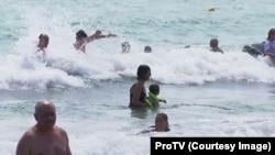 Mulți turiști de pe litoralul românesc ignoră steagul roșu și își riscă viața în marea agitată.