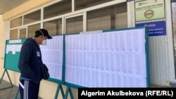 Неизвестный гражданин просматривает списки избирателей. 