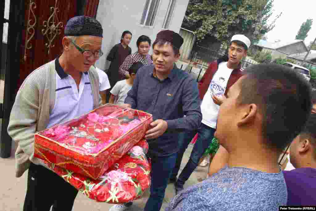 Приданное попадает в дом жениха на день раньше самой избранницы. На фото Гащим Джинлир, отец Шафура, рассматривает золотые украшения своей будущей снохи.