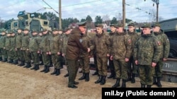 ბელარუსის კავშირგაბმულობის 56-ე ცალკეული პოლკის მეთაური, ვიცე-პოლკოვნიკი პაველ ჩაიკა მინსკის მახლობლად ოზერიშჩეს სადგურზე ხვდება რუსეთის მე-200 ცალკეულ მოტომსროლელთა ბრიგადის წევრებს. 2025 წლის 30 აპრილი.