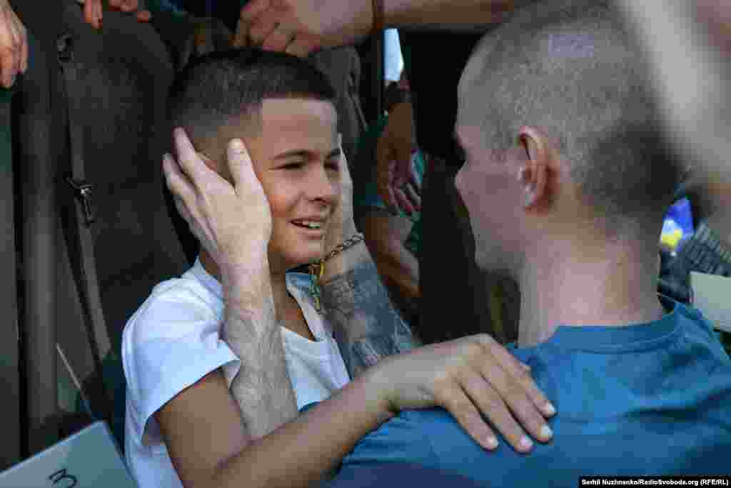 Бацька ўпершыню абдымае сына пасьля вяртаньня з расейскага палону. Жнівень 2025 году. Па абвінавачваньні ў дэпартацыі дзяцей Міжнародны крымінальны суд у Гаазе выдаў ордэр на арышт расейскага кіраўніка Ўладзіміра Пуціна і расейскай упаўнаважанай у правах дзіцяці Марыі Львовай-Бяловай. Украіна разам зь міжнароднай сыстэмай правасудзьдзя працуе над прыцягненьнем да крымінальнай адказнасьці ўсіх арганізатараў і выканаўцаў, якія маюць дачыненьне да дэпартацыі ўкраінскіх дзяцей