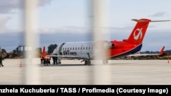 Самолет авиакомпании «ЮВТ Аэро» в сухумском аэропорту