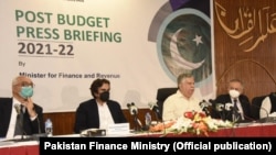 شوکت ترين خبریالانو ته د بجټ په اړه معلومات ورکوي.