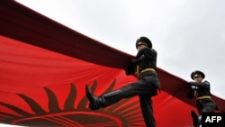 7-апрелдеги ыңкылаптан кийин Кыргызстандын туусун Ала-Тоо аянтына көтөрүү алдында, 2010-жылдын 29-апрели.