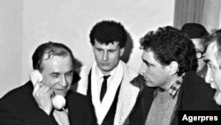  Ion Iliescu și Petre Roman în 22 decembrie 1989, pregătindu-se să preia puterea. 