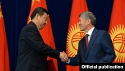 Kyrgyz President President Almazbek Atambaev (right) and his Chinese counterpart, Xi Jinping, in Bishkek on September 11