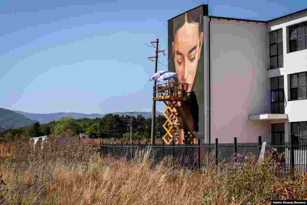Artisti gjerman, Case Maclaim, duke pikturuar një mural në Ferizaj, më 19 shtator.