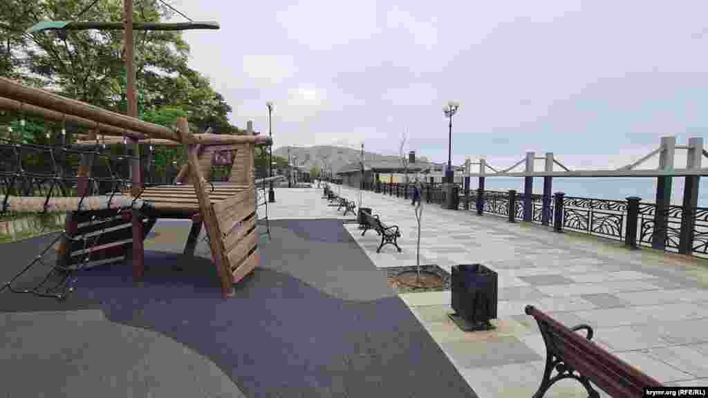 Сухие деревца на набережной, как немой упрек бесхозяйственности местной власти, Судак, Крым, начало июня 2025 г.