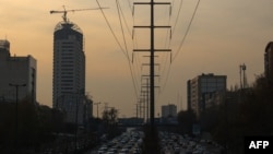 قطع برق در ایران در سال‌های اخیر به امری عادی تبدیل شده و روند زندگی شهروندان را مختل کرده است