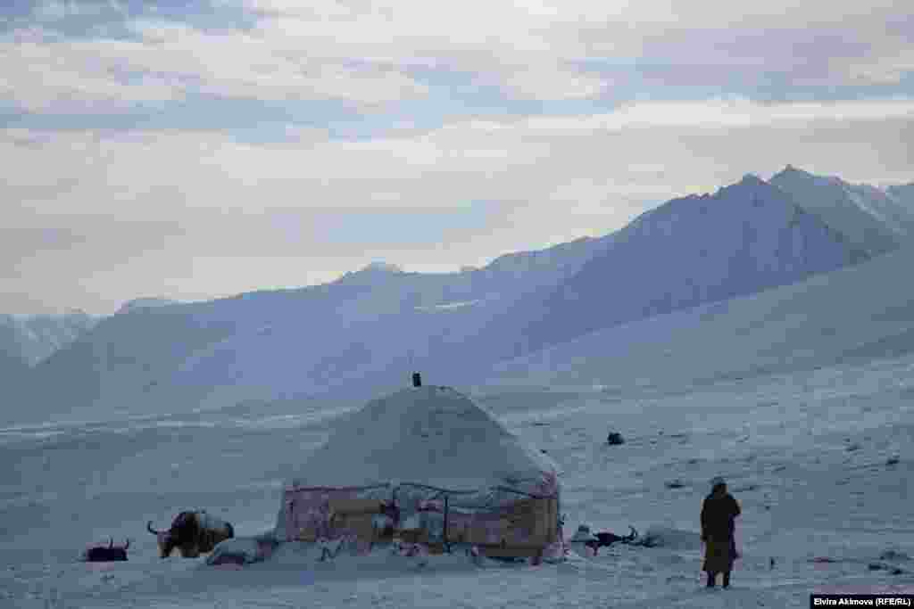 Кыздар 5-6 жашка чыкканда, элге &ldquo;чач өрдү&rdquo; тоюн беришет. Балдарды 3-4 жаштан баштап сүннөткө отургуза башташат. Памирде аялдар жана балдар өлүмү дагы деле курч бойдон.